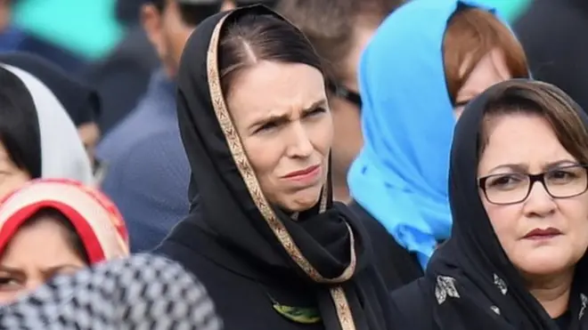 في متنزه هاغلي أمام مسجد النور ارتدت ارتدت أرديرن مجددا غطاء الرأس مع الكثير من النساء