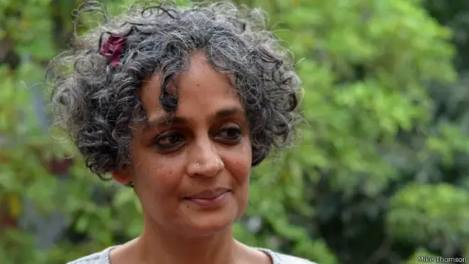 जानी-मानी लेखिका अरुंधती राय