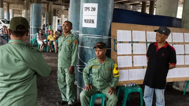 Berbagai bentuk mobilisasi massa di TPS dinilai berpotensi menganggu pemungutan suara.