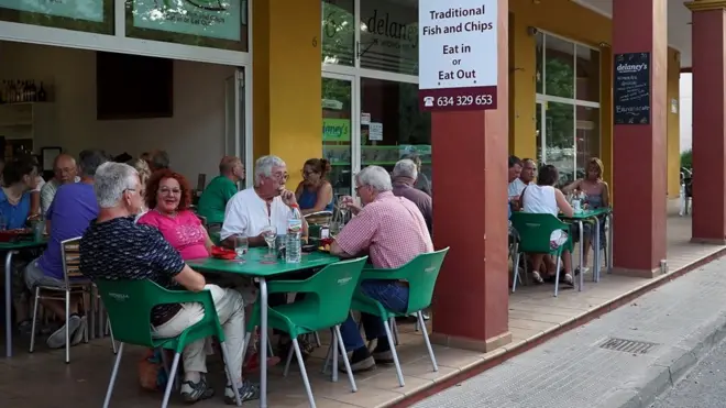 El restaurante vende el tradicional plato británico "fish and chips".