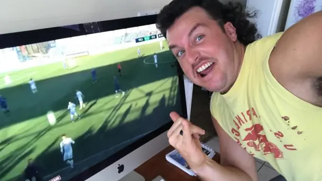 Американский фанат футбольного клуба "Слуцк" из Беларуси.