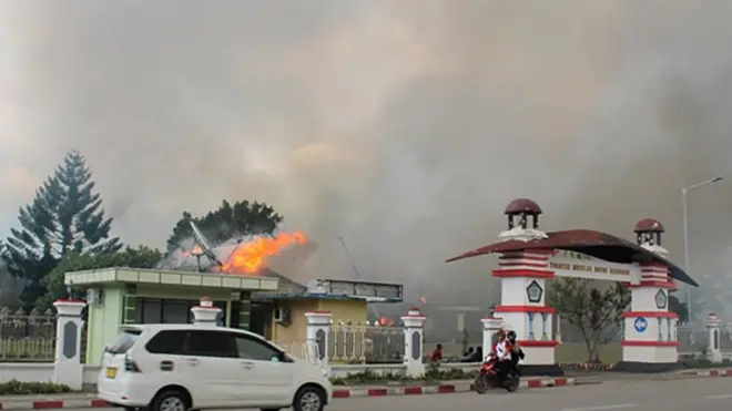 Dalam demonstrasi yang berujung kerusuhan (23/09), terjadi aksi pembakaran terhadap kantor bupati dan sejumlah kantor pemerintah lainnya hingga kios-kios milik warga pendatang.