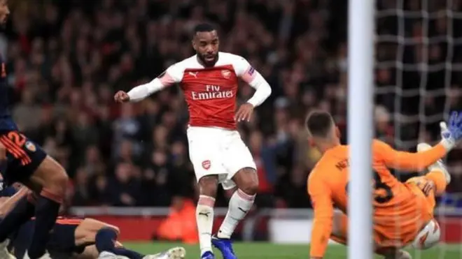 Alexander lacazette akicheka na wavu dhidi ya Valencia