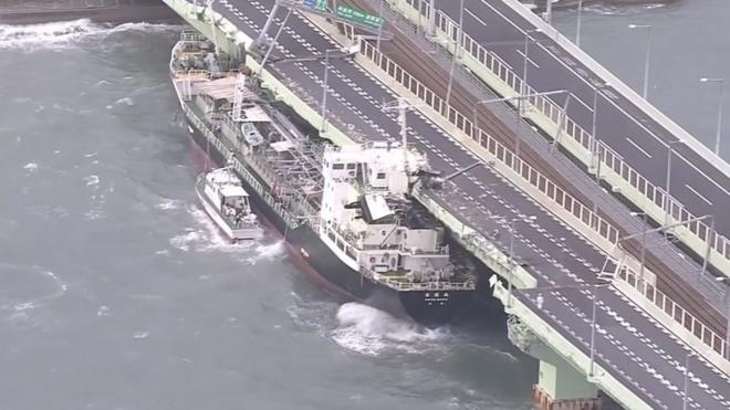 В Осакском заливе танкер врезался в мост.