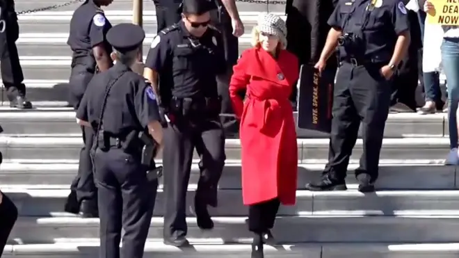 Fonda fue arrestada junto a otras 16 personas.