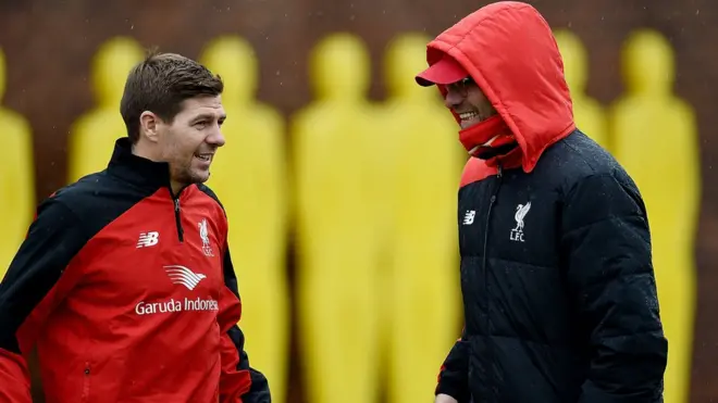 تزامن وجود جيرارد في الجهاز الفني لنادي ليفربول مع تولي كلوب تدريب النادي
