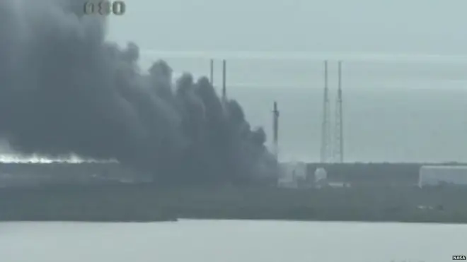 Над местом взрыва видны клубы дыма