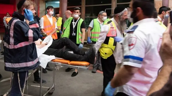 أحد الجرحى أثناء نقله للمستشفى