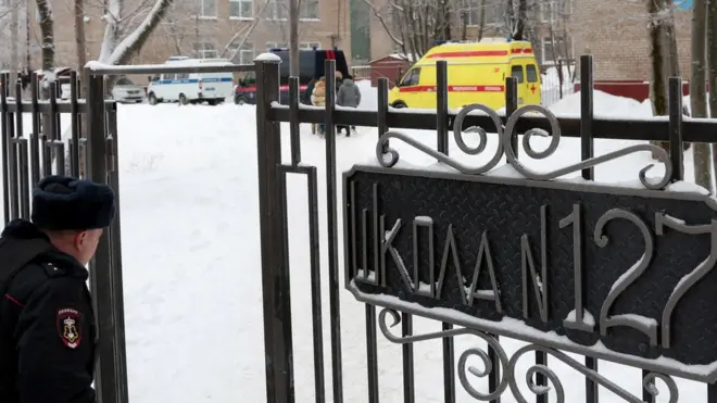 полицейский (выглядывает)