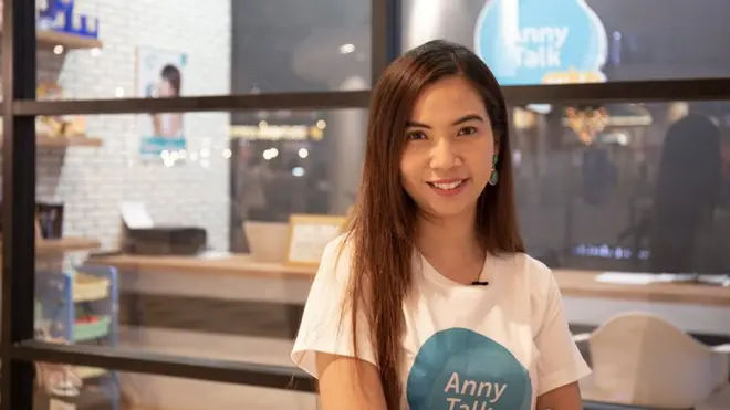 มัทนียา ภูมิพัฒน์ เจ้าของโรงเรียนสอนภาษาอังกฤษในห้างเทอร์มินอล 21 โคราช และทีมงานดัดแปลงห้องเก็บของเป็น "ห้องแห่งความลับ" และชักชวนเด็ก ๆ ให้ผจญภัยกันอยู่ในนั้นระหว่างเสียงปืนดังอยู่ด้านนอก