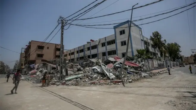 Gazze'de İsrail'in hava saldırılarında Hamas'ın içişleri bakanlığı binası da hasar gördü.