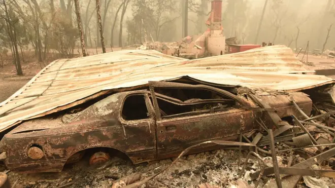 Para pakar cuaca memperingatkan kondisi yang berbahaya mungkin akan berlanjut hingga pekan depan.