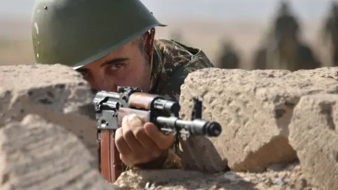 आर्मीनियाई इलाके़ में सेना की ट्रेनिंग ले रहे एक व्यक्ति