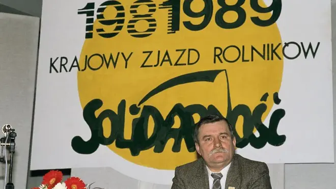 Tổ chức Công đoàn Đoàn kết của ông Lech Walesa giành thắng lợi tuyệt đối trogn kỳ bầu cử dân chủ đầu tiên ở Ba Lan hồi 1989