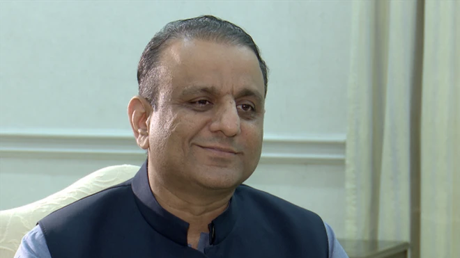 عبدالعلیم خان کا کہنا تھا کہ جتنے اختیارات انھیں وزیرِ اعلٰی کی جانب سے منتقل ہوئے ہیں وہ وہی کر رہے ہیں، اس سے زیادہ نہیں