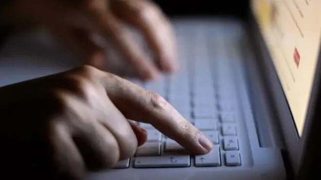 นิ้วมือบนแป้นพิมพ์แลปท็อป