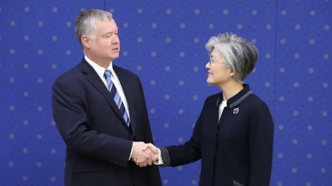 강경화 외교부 장관과 미 국무부 스티븐 비건 대북특별대표가 29일 오전 서울 세종로 외교부 청사에서 만나 이야기하고 있다