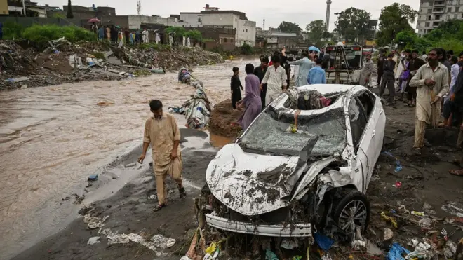 موسلا دھار بارش کی وجہ سے اسلام آباد کے کئی علاقے پانی میں ڈوب گئے اور گاڑیوں اور املاک کو نقصان پہنچا