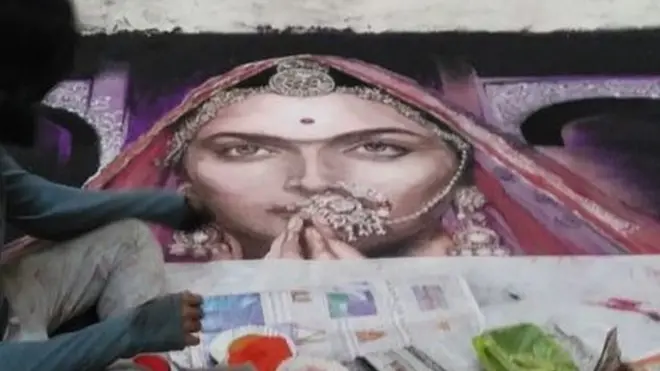 છેલ્લા ઘણા વર્ષોથી આર્ટિસ્ટ કરણ જરીવાલા રંગોળી બનાવે છે