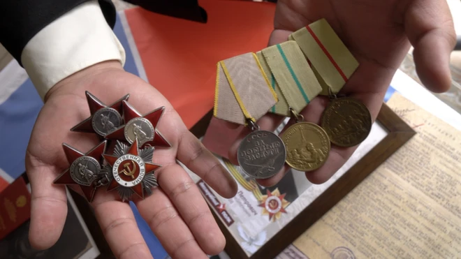 Medali-medali penghargaan yang ditunjukkan oleh Eduardo Cruz.