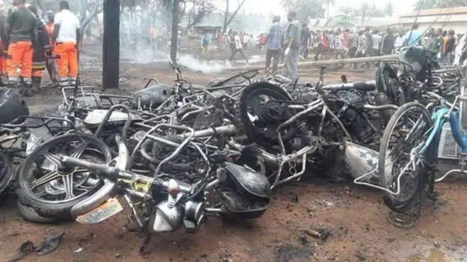 Lori la mafuta lilipuka karibu na eneo ambapo watoa huduma za bodaboda huegesha pikipiki zao