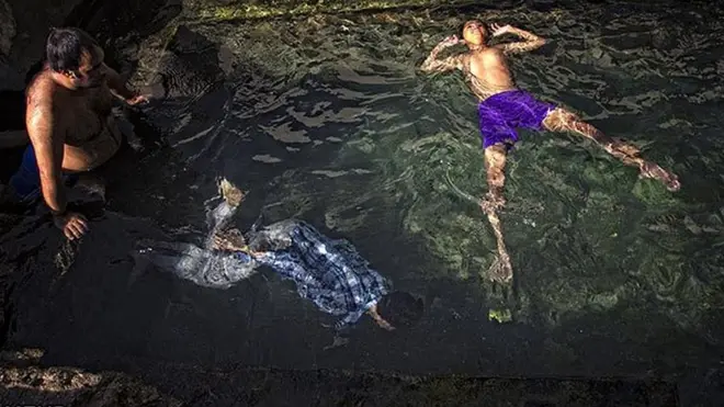 ابتنی در آب قنات گناباد