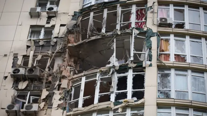 Пошкоджений уламками будинок у Києві