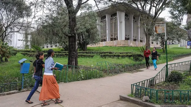 Barattoota Yunivarsiitii Finfinnee