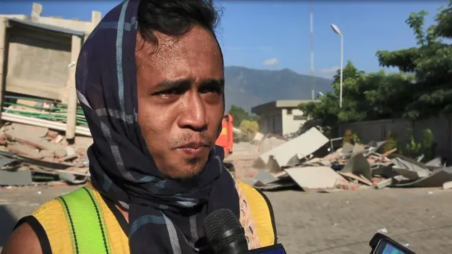 Talib, relawan yang membantu evakuasi di Hotel Roa-Roa, Palu. Meskipun keterbatasan alat, dia terus memberi semangat bagi para korban.