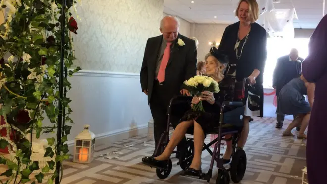 Pernikahan Norah dan Malcolm Yates diadakan di sebuah hotel dekat rumah mereka.