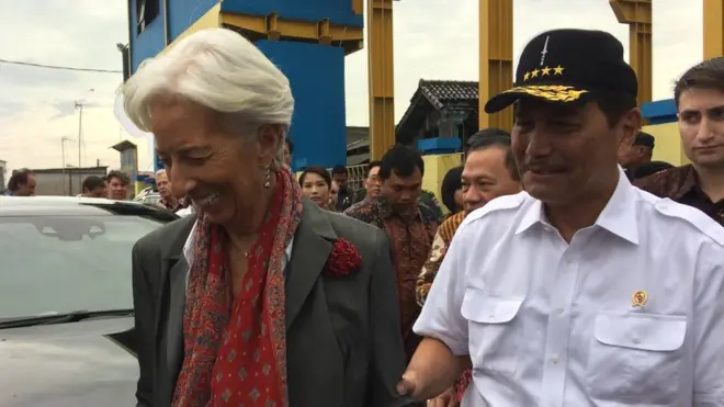 Direktur Pelaksana IMF, Christien Lagarde, didampingi Menteri Koordinator Kemaritiman, Luhut Pandjaitan, di Cilincing.