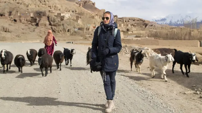 "Я думала, що їду в глухе темне Середньовіччя, а приїхала в банально бідну країну (Афганістан) та країну разючих контрастів (Пакистан). Жодної хвилини не відчувала там страху", - каже мандрівниця Оксана Лоїк