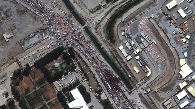 جمعیت و ترافیک سنگین در ورودی فرودگاه کابل