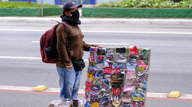 Vendedor ambulante de máscaras em uma rua de São Paulo, Brasil, durante a pandemia de covid