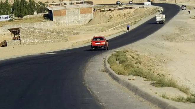 د شمېرو له مخې، د افغانستان په کلیوالو سیمو کې شاوخوا ۸۶ زره کیلومتره سړکونه کریړ شوي دي.