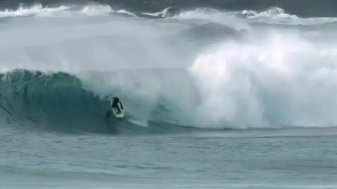 Гейдар Логі підкорює хвилі
