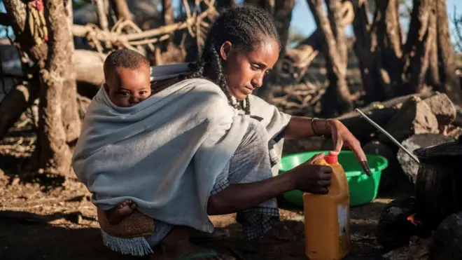 Женщина с ребенком в Тыграе