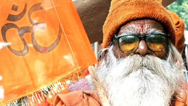 मालेगाव बाँबस्फोट प्रकरणी साध्वी प्रज्ञा सिंह यांना अटक झाल्यानंतर दिल्लीत आंदोलन करताना एक साधू