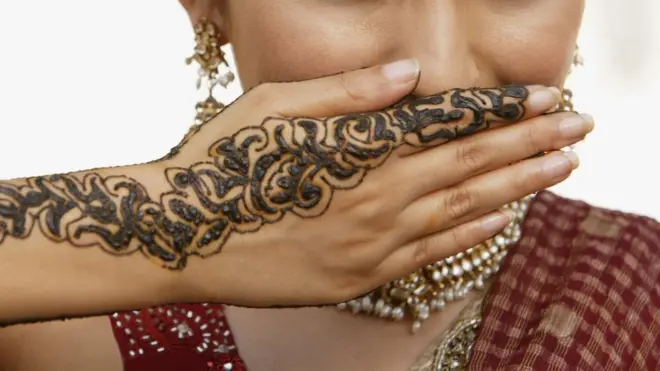 Сотрудники резиденции губернатора Мегхалаи заявили, что он нанимал на работу в основном молодых женщин, к которым затем приставал