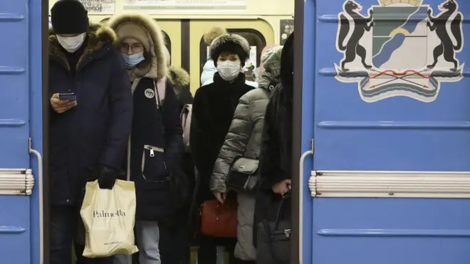 Пассажиры в вагоне поезда на станции "Красный проспект" в метро Новосибирска