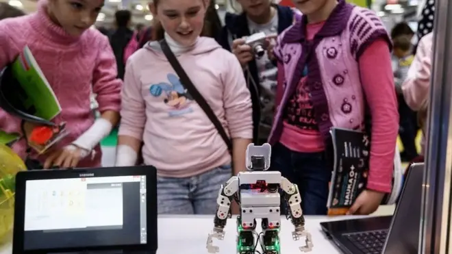 Anak-anak perempuan yang tertarik pada teknologi dan sains merupakan soal biasa di Rusia.