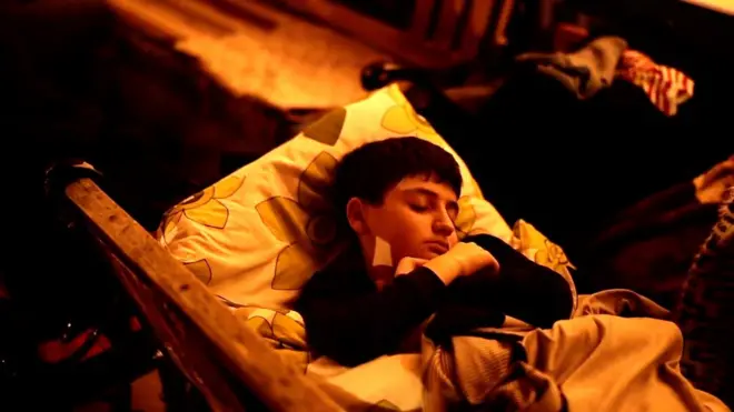 Niño durmiendo en un refugio.