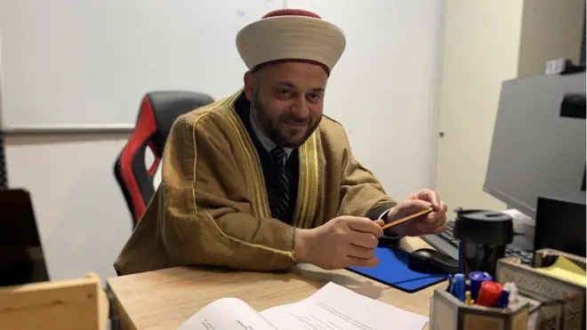 Mohamad Naser za radnim stolom u tekiji na Dušanovcu