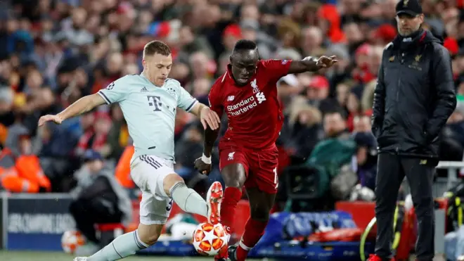 L'attaquant de liverpool Sadio Mane en duel avec Joshua Kimmich du Bayern