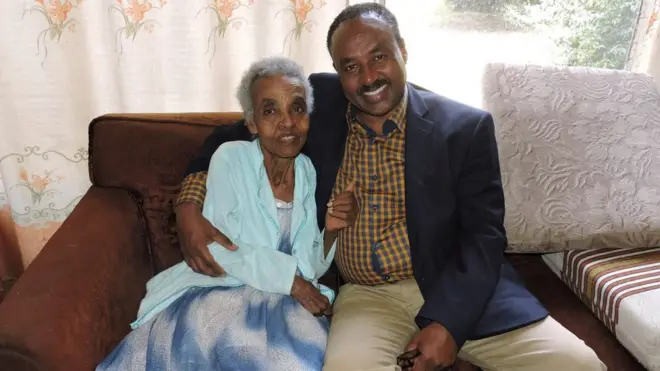 አብይ መኮንን ከእናቱ ጋር