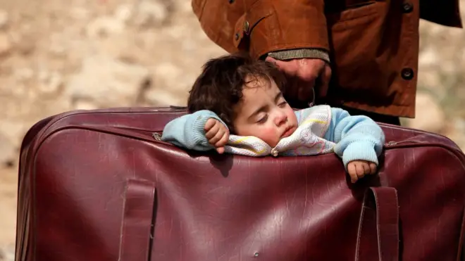 طفل سوري في حقيبة سفر