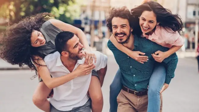 Deux couples d'amis qui manifestent la bonne humeur