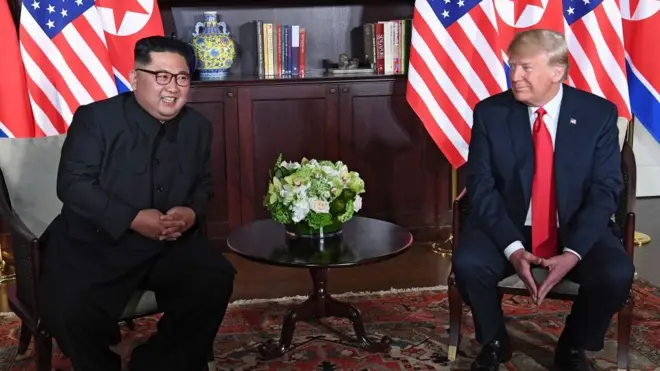 Hai ông Kim Jong-un và Donald Trump có cuộc gặp lần đầu ở Singapore vào tháng 6/2018