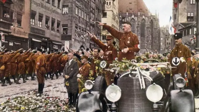 ́Adolf Hitler trong đại hội đảng ở Nuremberg, tháng 8 1927