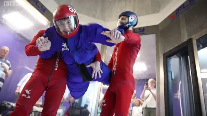 žena isprobava simulaciju letenja